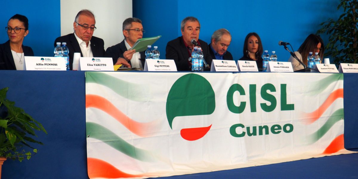 Il tavolo della presidenza al congresso Cisl di Cuneo vista sala