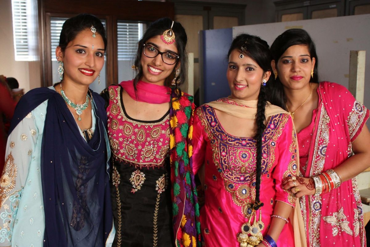 giovani donne sikh-festa a Cuneo