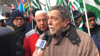 I presidi dei sindacati dei pensionati Fnp-Spi-Uilp Piemonte davanti alle Prefetture