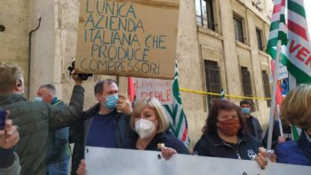 Lavoratori ex Embraco di Riva di Chieri e Acc di Belluno hanno manifestato a Roma sotto il Mise per il progetto Italcomp