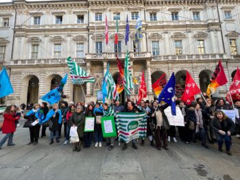 Maestre comunali in piazza a Torino per l’orario di lavoro