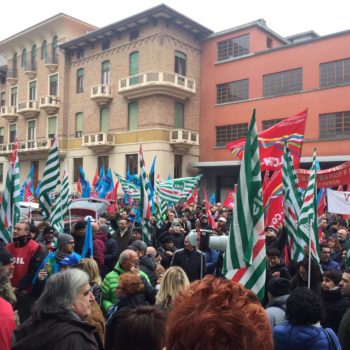 Tessili in piazza, un migliaio alla manifestazione di Biella